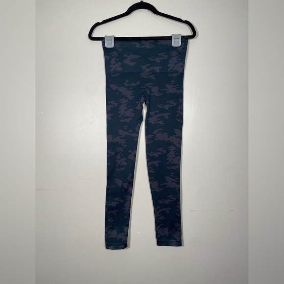 SPANX Look At Me Now Seamless Cropped Leggings Camo Black Size Large - Picture 5 of 8